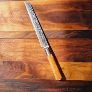Forged - Coltello Pane lama 20,50cm  martellata, manico in Legno di Olivo