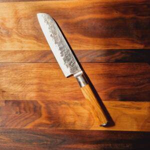 Forged - Coltello Santoku lama 18,00cm  martellata, manico in Legno di Olivo