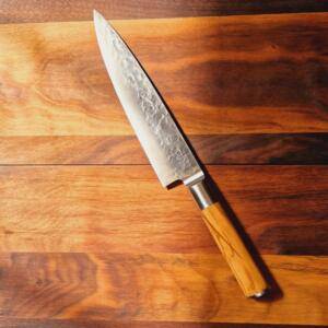 Forged - Coltello Gyuto lama 20,50cm  martellata, manico in Legno di Olivo