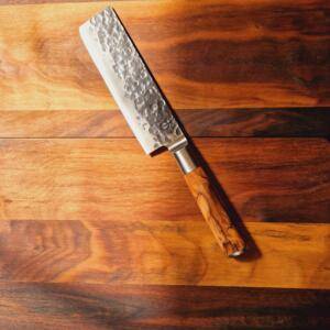 Forged - Coltello Nakiri lama 17,50cm  martellata, manico in Legno di Olivo