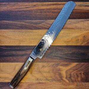 SHUN Tim Malzer - Coltello Pane Seghettato Lama 23,00 cm Damasco VGmax Martellato