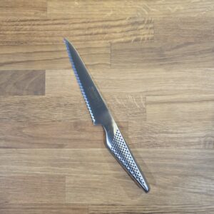 Global - GS - Coltello Utility 15cm Seghettato- Made in Japan